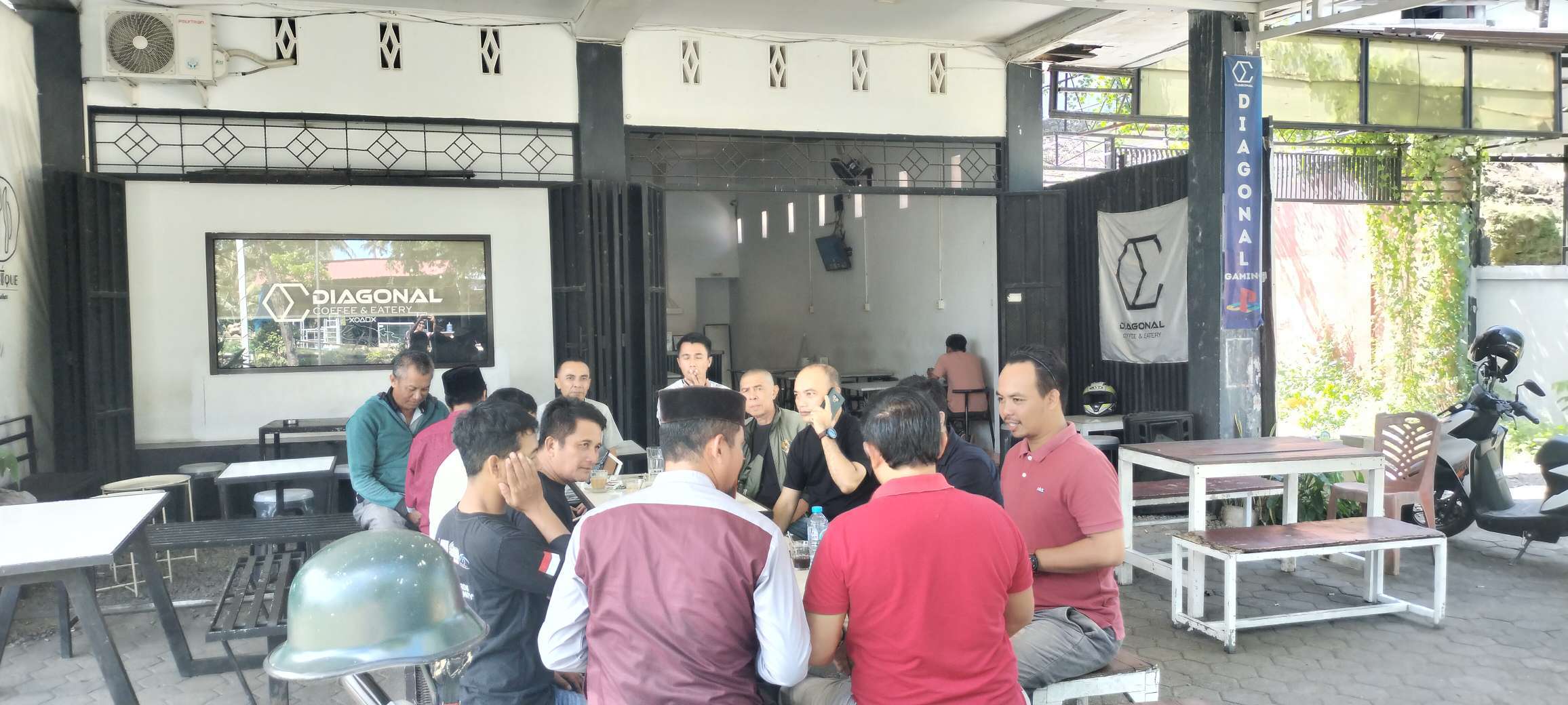 Klarifikasi di Cafe, Kasat Narkoba Polres Jeneponto Minta Maaf atas Perampasan HP Wartawan di TKP